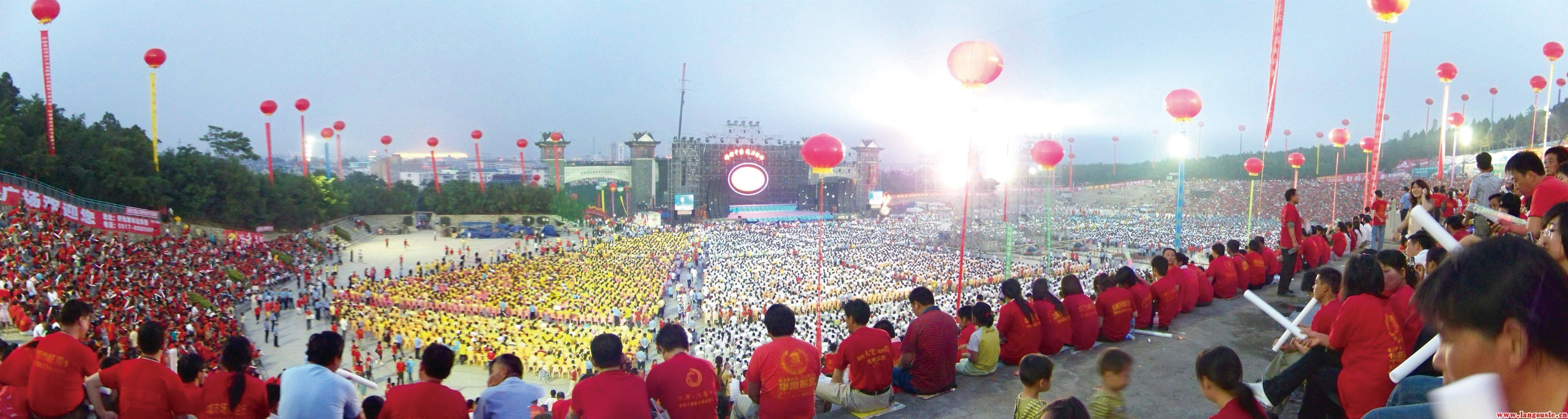 55龙虾节广场.jpg